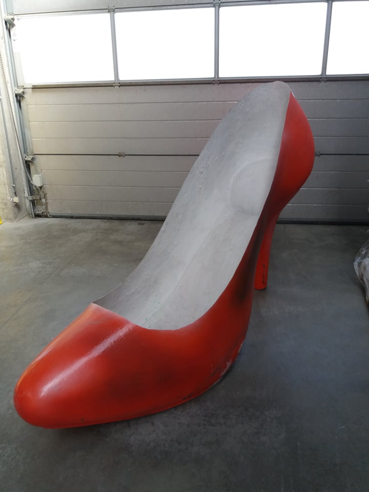 grote schoen, blow up schoen,stiletto schoen, XL stiletto, XL schoen, winkeldecoratie, tuindecoratie, originele decoratie, binnendecoratie, buitendecoratie,decorstuk voor standbouw,eyecatcher voor standbouw,standinrichting,eyecatcher voor stand op beurs, inrichting beursstand, beursstand, blow up voor beursstand, rekwisiet voor beursstand, blowup voor bedrijfsstand, standbouw, decorstuk voor bedrijfsstand, decorstuk voor pop up stand, blow up voor pop up winkel, decorstuk in styropor, styropor eyecatcher voor bedrijf,eyecatchers voor standbouwers